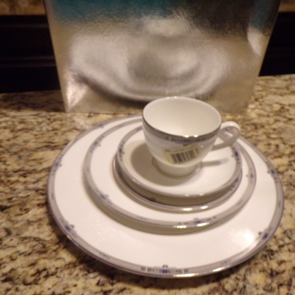 Wedgwood Bone China piece set - Picture 4 of 4